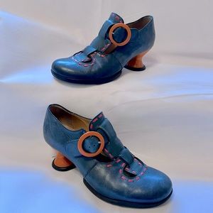 Fluevog Enthusiast 7’s (fits small)Navy & Orange